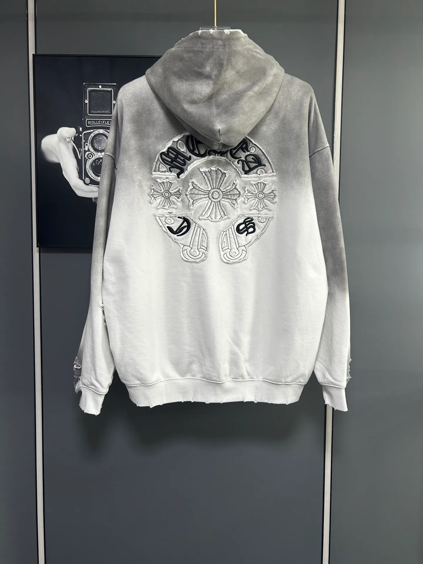 P310 𝗖𝗵𝗿𝗼𝗺𝗲 𝗛𝗲𝗮𝗿𝘁𝘀/Cro Heart 2025 Cross Patch Embroidery Summer New Original Single Counter American Acid Washed Distressed Laser Burnt Patch Embroidery Couple Casual Hooded Sweatshirt 👑The highest version! Customized fabric 440g tripe terry fabric! American acid-washed and distressed original fabric laser burnt ✟appliqué embroidery and exquisite embroidery of letters! The best-selling model at the counter. It is very comfortable to wear. It is low-key yet luxurious. It is very classy when worn. The large size and tailoring are needless to say. The upper body is exquisite and vivid. 👍High-end first-class materials. A truly palace-level product. The cotton from Turkey is of outstanding quality. After heavy washing, the clothes are very soft! Not picky, the upper body is absolutely stylish and extremely luxurious. Auxiliary materials: The original model has been authenticated and labeled ➕100% silk washed with water label. Genuine purchase-grade original hangtag➕matching hanging rope➕3D hanging beads➕original packaging bag. Craftsmanship: The original version has consistent wiring! The highest version of the armhole matching technique! Countless times of pattern making to 100% restore the original appearance! The correct version is the same for men and women, super eye-catching, super good-looking, and super atmospheric! Color: black, white and gray Size, XS S M L